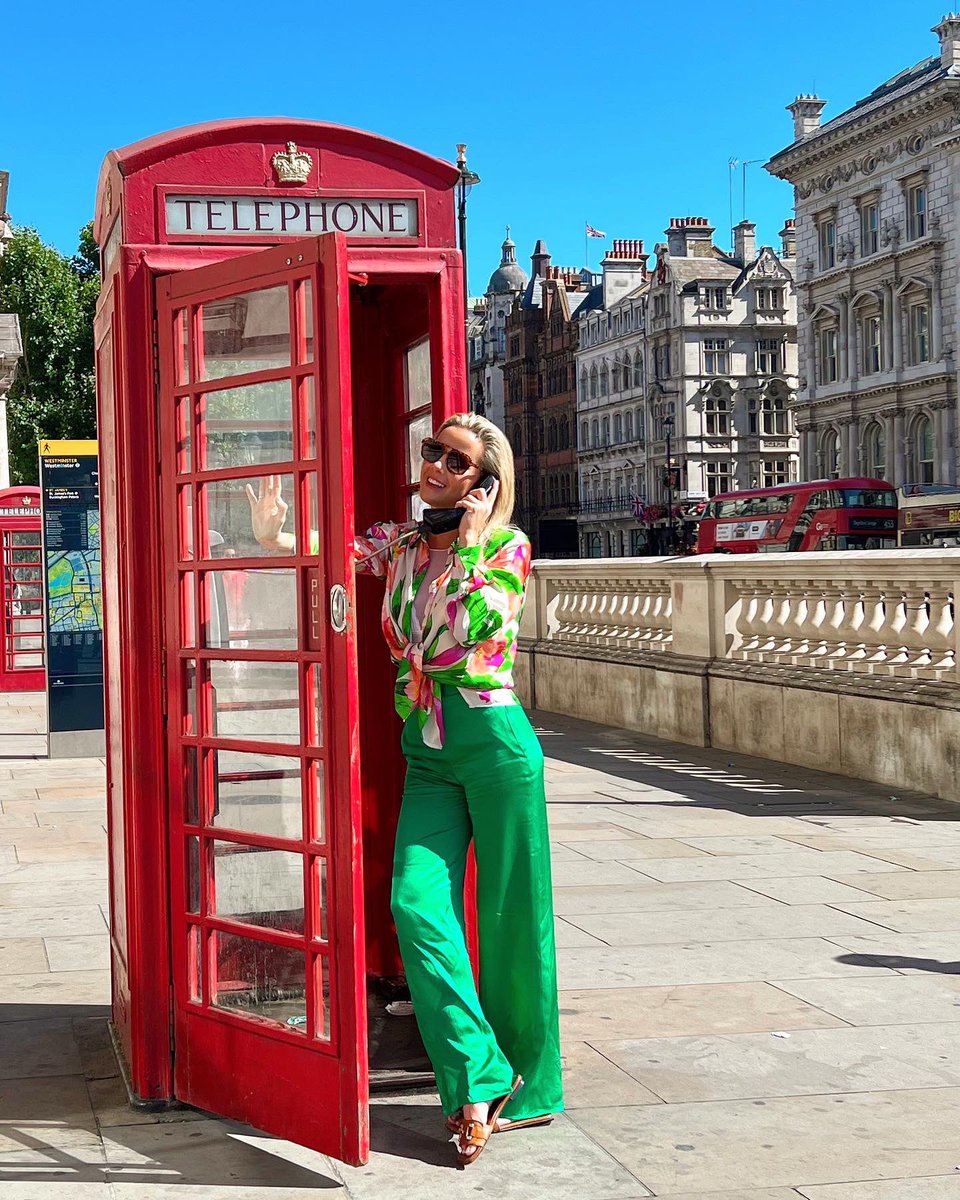 London calling 📞 🇬🇧#london #city #phonebooth #redphonebox #captured #popofcolour #summer #summertime #travel #travelgram #july #2022