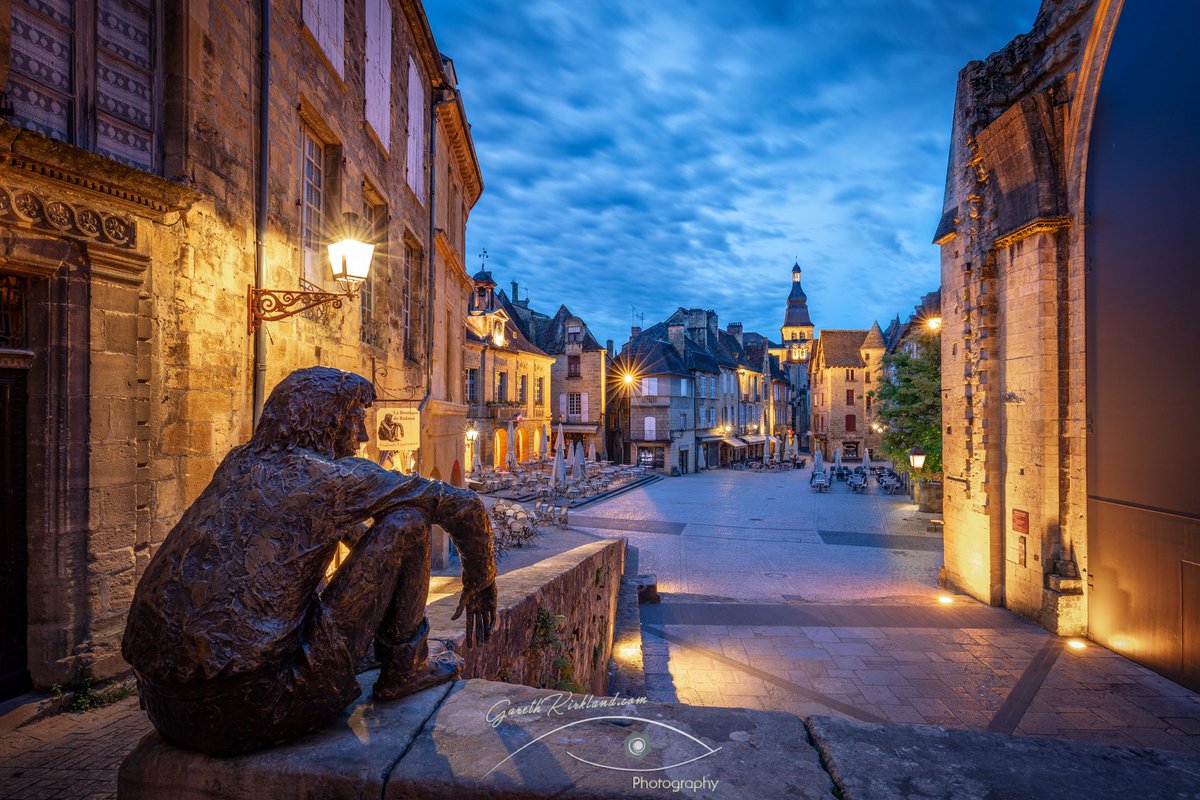 À la découverte des spécialités culinaires de <a href="/sarlattourisme/">Sarlat Tourisme</a>, <a href="/PlusBeauxDtours/">Plus Beaux Détours</a> 🍄
📌Ne manquez pas son marché culinaire hebdomadaire incontournable. Une multitude de produits locaux vous est proposée comme le foie gras et la truffe. Dégustez-les !
<a href="/cddordogne/">Dordogne-Périgord, le Département</a> <a href="/NvelleAquitaine/">Nouvelle-Aquitaine</a>