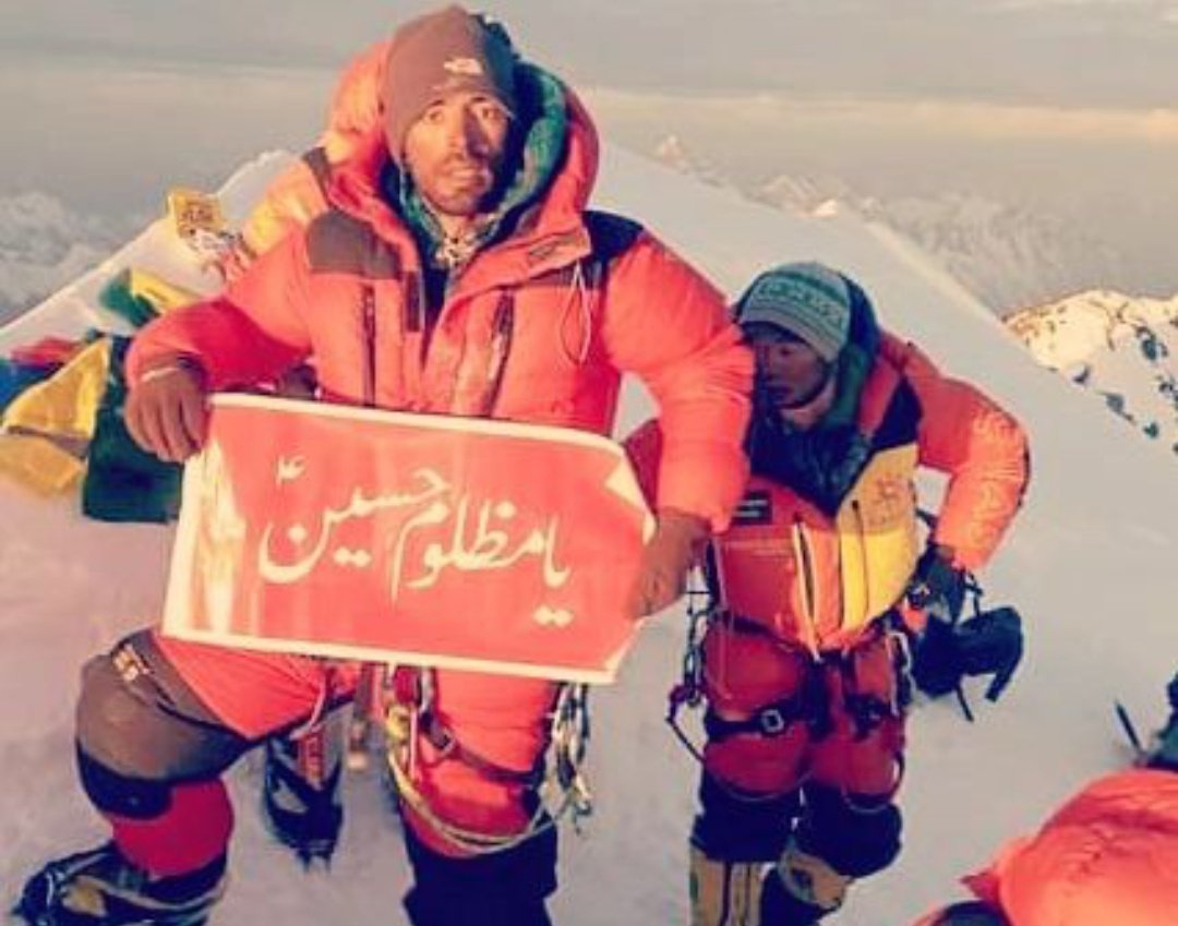 nehjulbalagha01's tweet photo. Abid sadpara raises the banner of Imam Hussainع on the top of K2, the second highest mountain on Earth💞  #muharram #karbala #imamhussain #K2 https://t.co/SJ5NDI9bWw