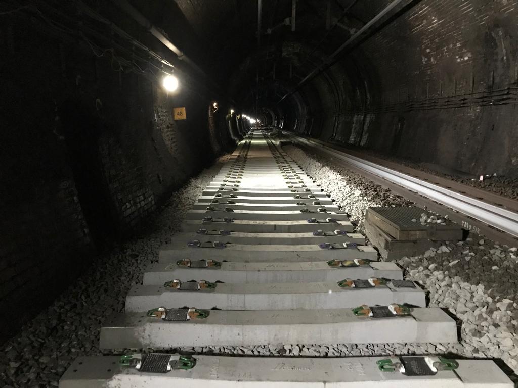 networkrail's tweet image. 🛤️ We laid more than two miles of new track in the Severn Tunnel over 10 days of work. 

🚄 The new track will improve journey speeds and safety:

➡️ networkrailmediacentre.co.uk/news/passenger… 

#engineering #railengineering