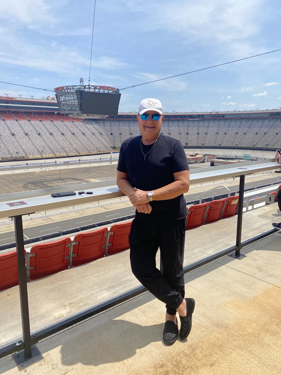 The famous Bristol motor Speedway cannot wait to go back terrific race is going on now thank you Lisa Johnson from food city for turning me onto this world known race track https://t.co/Bmvr8ak5UK