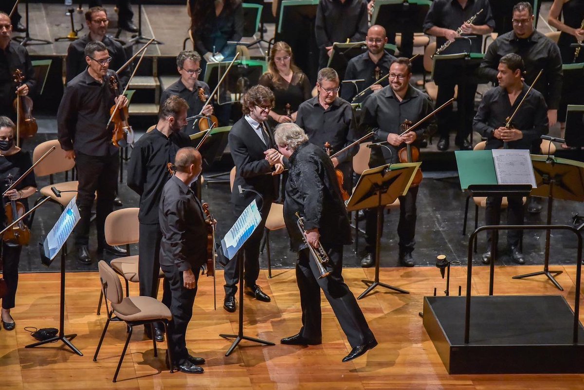 Fantástico concierto este fin de semana pasado dirigiendo la @ofgrancanaria en el @maspalomastrump con el reconocido solista #ReinholdFriedrich ! Concierto de trompeta de Arutjunian y Segunda de Schumann! Bonito final de temporada!!