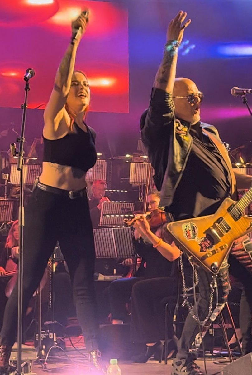 StreekyG's tweet photo. Amazing night with @kimwilde @Wildericky and @scarlettwilde for #80sclassicalleeds #kimwilde #rickywilde #scarlettwilde #kidsinamerica #youkeepmehanginon #youcame #nevertrustastranger #80s #1980s #millenniumsquare https://t.co/Bt2qLdw9Zm