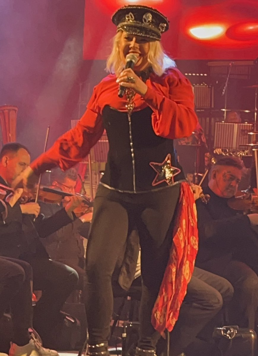 StreekyG's tweet photo. Amazing night with @kimwilde @Wildericky and @scarlettwilde for #80sclassicalleeds #kimwilde #rickywilde #scarlettwilde #kidsinamerica #youkeepmehanginon #youcame #nevertrustastranger #80s #1980s #millenniumsquare https://t.co/Bt2qLdw9Zm