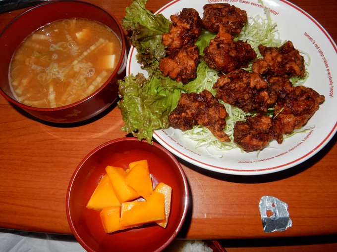 やっと肉食った(鶏もも肉唐揚げ)

と言ってもキャベツにレタス、味噌汁にも大根とネギ入っとるからまた結構な野菜を食べとるんだがね。まあ野菜も好きだから仕方ない。当然果物も好きさ、アップルマンゴー美味しかったです。結局好き嫌いなく何でも食べる、これが健康にも一番よ 