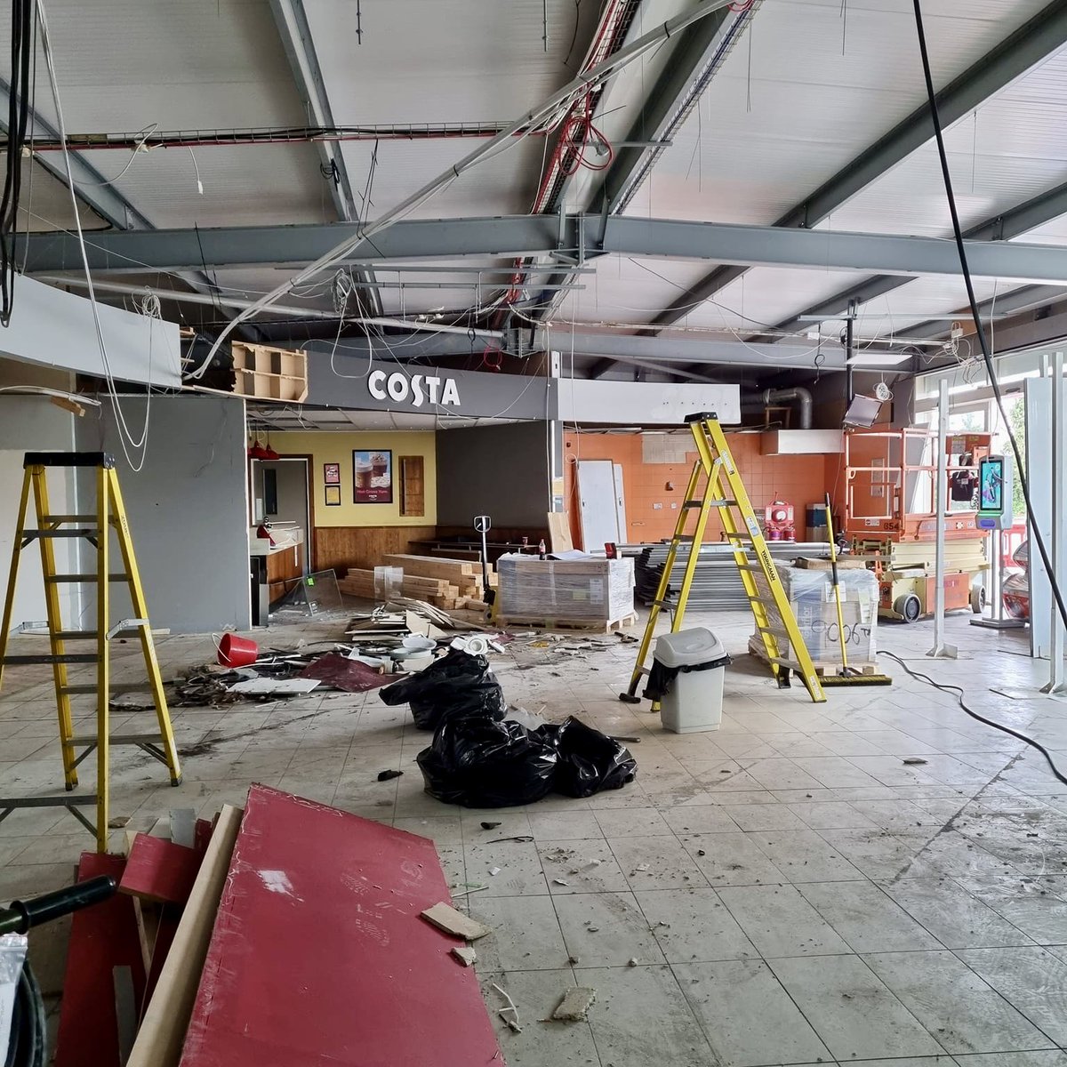 Coldevelopments's tweet image. MFG Skyway's transformation from a construction site to bustling shop is another great example of our teams work. 

@MotorFuelGroup #beforeandafter #fitoutinteriors #ColdDevelopments