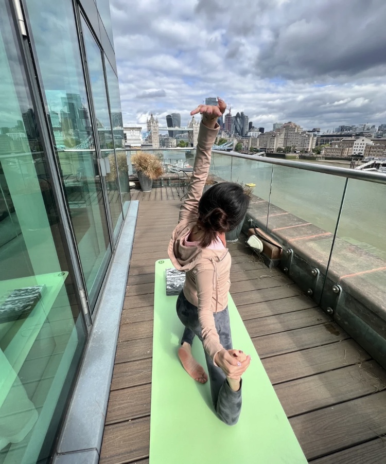 AndrewKeasling's tweet photo. Yoga can also have abdominal muscles😆 https://t.co/Y72XXHMhzh