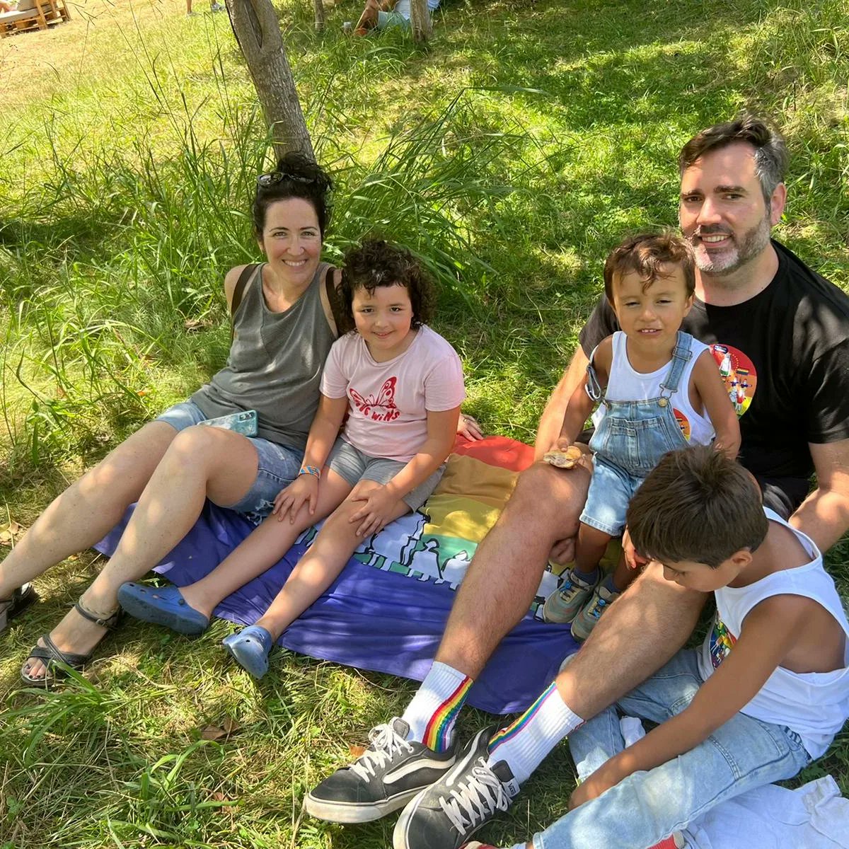 familieslgtbi's tweet photo. Aquest diumenge, les famílies de l'@FLGFamiliesLGTB van poder entrar convidades al #PetitBrunch de #BrunchBarcelona 🌈🎶

Tot i la calor, vam gaudir d'una bona estona a l'aire lliure i ens ho vam passar molt bé.

Visibilitzem la #diversitatfamiliar a tot arreu! ❤️🧡💛💚💙💜 https://t.co/igSGOF3tIb