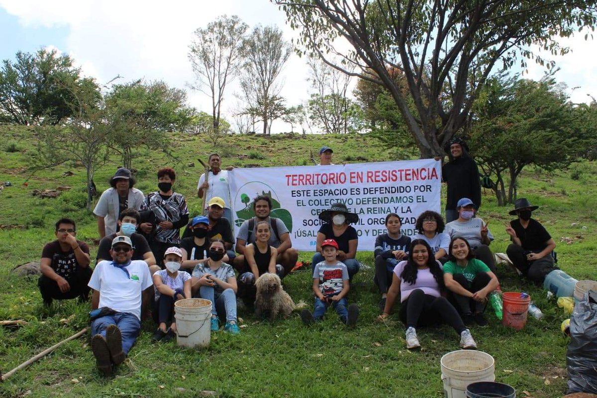 <a href="/JavierArmentaMX/">Javier Armenta</a> Poniendo nuestro granito de arena para mejorar nuestro #MedioAmbiente. Reforestando el colectivo Defendamos El <a href="/CerroDeLaReina/">Cerro de la Reina</a> en el #CerrodeLaReina, #Tonalá.
Territorio en #Resistencia 
En defensa de su patrimonio cultural, del #agua y  de su comunidad indígena nahua tonalteca