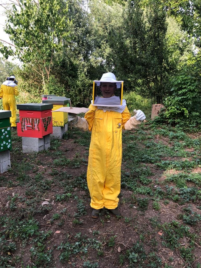 LeApiAlCastello's tweet photo. Simone, our youngest #volunteer, wishes you a great week! Please get in contact to find out about our volunteering opportunities and donate via this link https://t.co/t02uhFlfoj #savethebees #jointhehive #grassrootproject ๐๐๐ป https://t.co/JGEqap0Pr2
