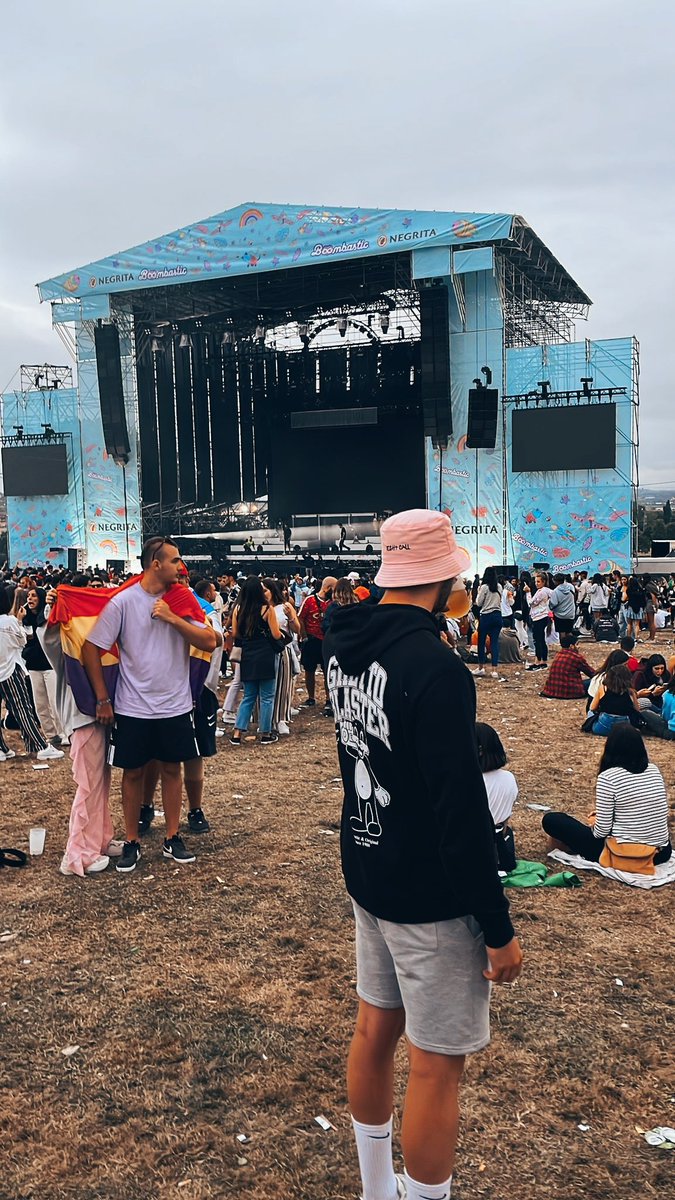 Alguien me quita al tío con la bandera de atrás? 🫣🙏
