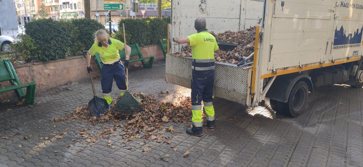 TalaveraAyto's tweet photo. #Limpieza #Viaria #Hojas #Baldeos #ImagenDeCiudad #PolíticaMedioambientalSostenible #TalaveraDeLaReina https://t.co/31r6nEPfj8
