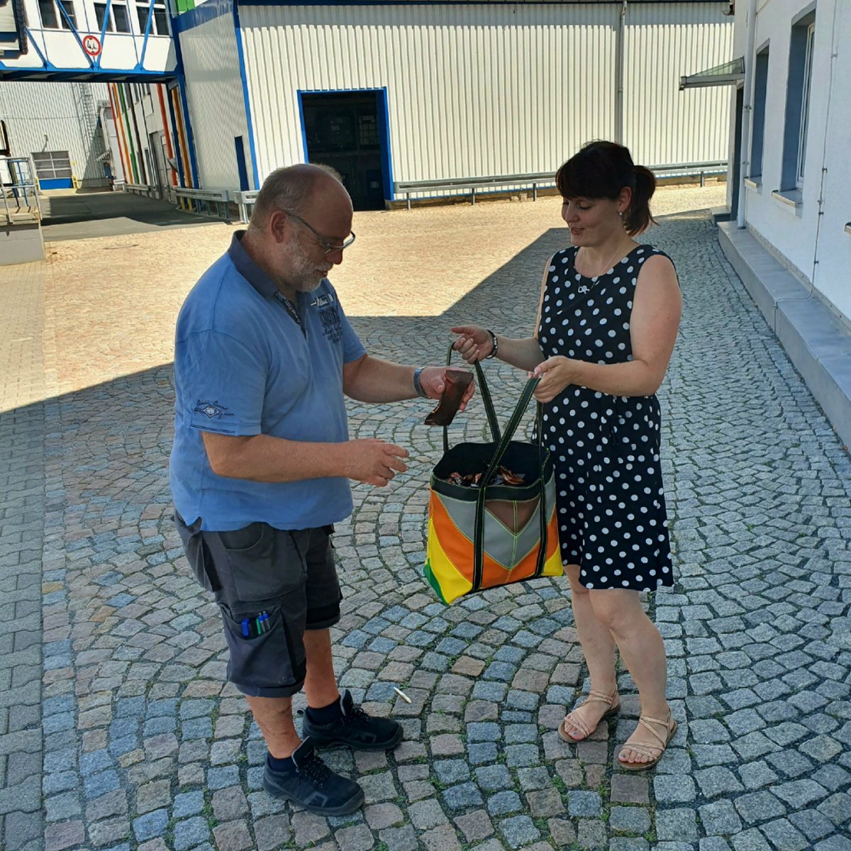vowalon's tweet photo. Eiskalt...überrascht wurde heute unser VOWAteam, einzeln abgefangen zum Schichtwechsel, mit einem Eis als kleine Abkühlung 🤗 ...eine tolle Idee unserer Geschäftsleitung finden wir! https://t.co/MKUIVH6ths