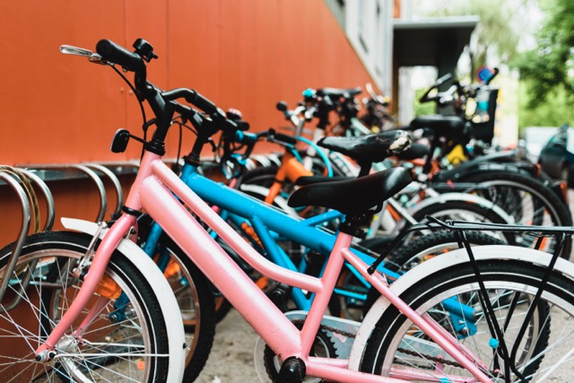 Grâce à notre partenaire en développement durable, la <a href="/banquenationale/">Banque Nationale</a>, nous sommes fiers d'annoncer qu'un stationnement à vélos gratuits sera aménagé près du site pendant tous les soirs d'activités pour les participants. 🤝🚲