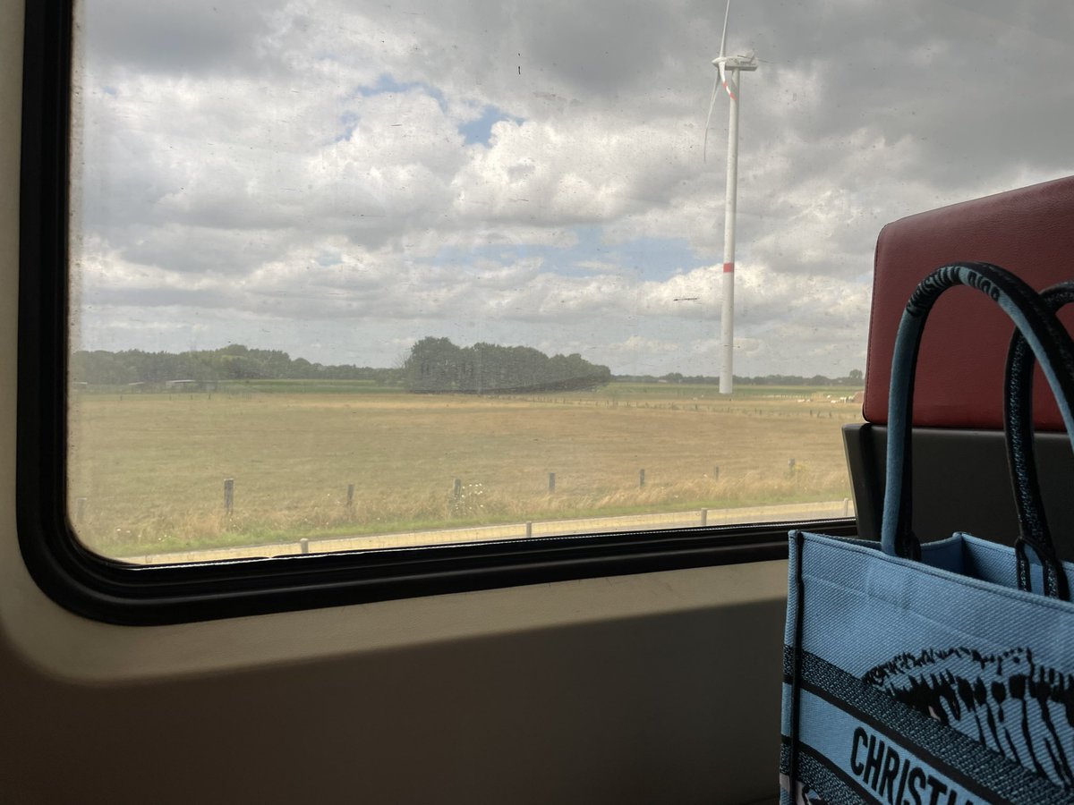 〜世界の車窓から〜

今日は🇧🇪Mechelenから🇳🇱Amsterdamへ向かいます

Tomorrowlandバカ楽しかったけどカナリ消耗したので、10日程アムスでまったりタイムしてきます😇