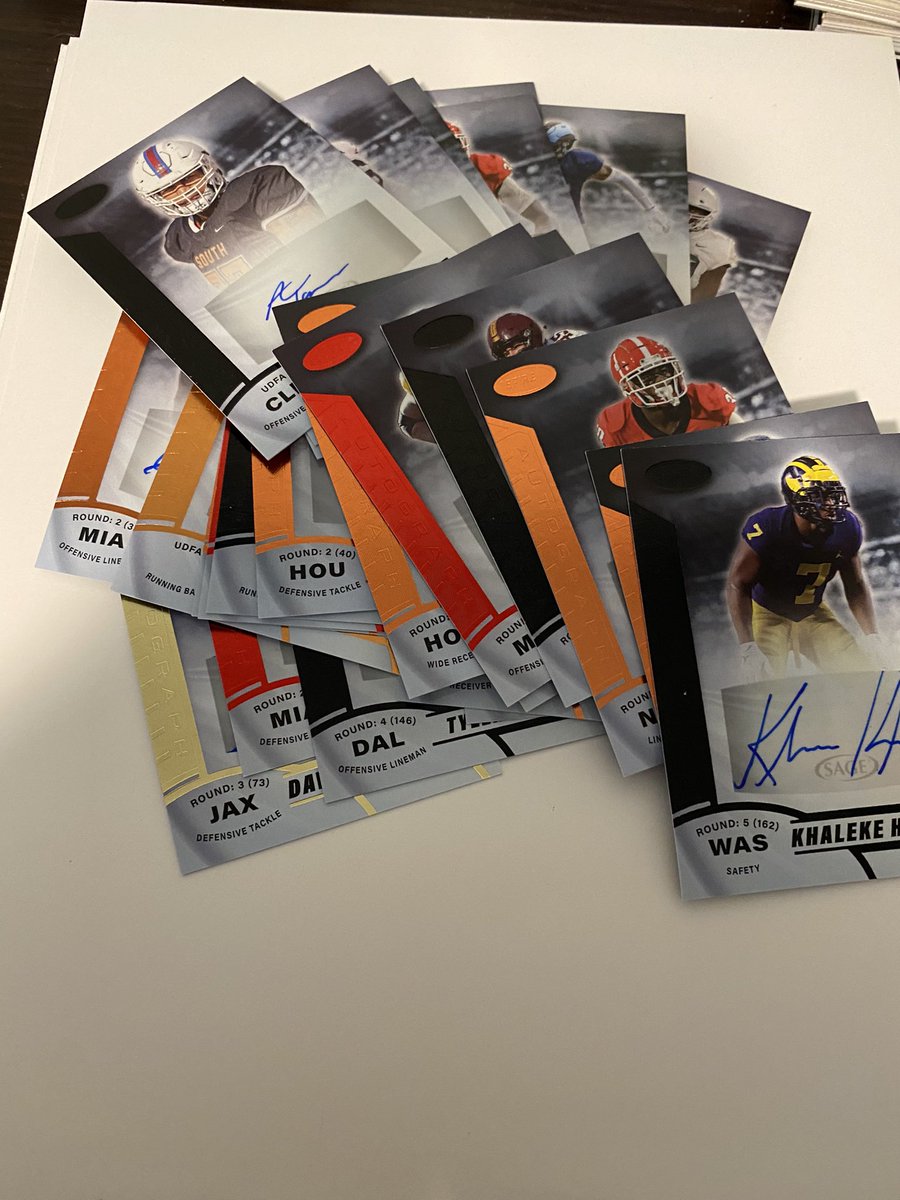 RT @tonyposnanski: And last card deal for the morning. 20 shitty autos from the 2020 NFL draft. $10 shipped. https://t.co/oWWv85rpAx