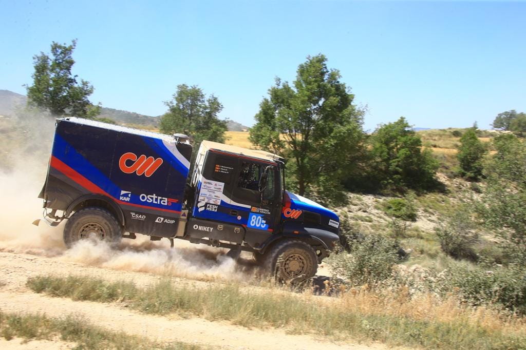 Skvělé druhé místo z BAJA SPAIN si přivezla španělská posádka pod vlajkou FESH FESH ve složení Javier Mariezcurrena, mechanik Angel Irribaren a navigátor Facundo Vitoria s podporou mechaniků ze šumperské pobočky KAR mobil. Gratulujeme!