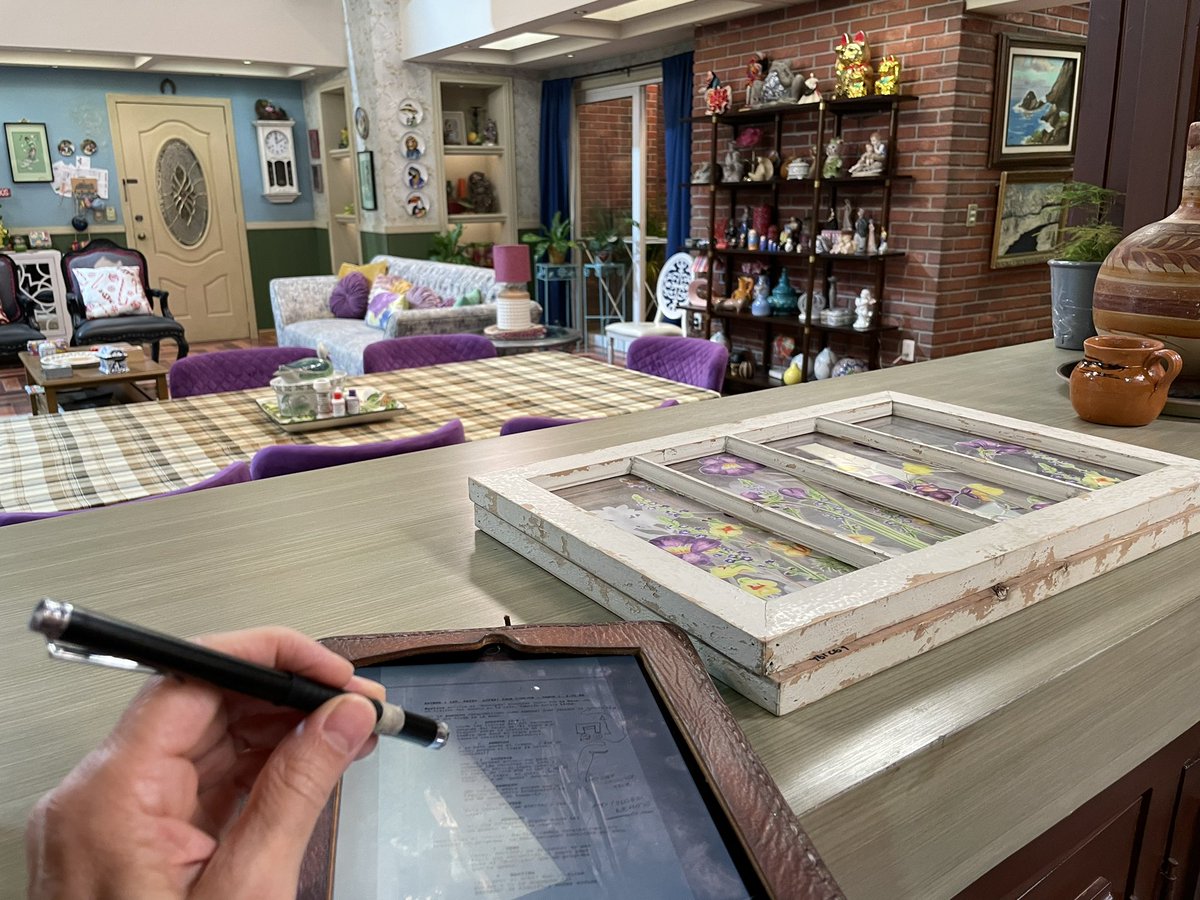 Otro día en la oficina. Aquí estudiando mis escenas del día de hoy desde la barra de la cocina de adivinen quiénes…