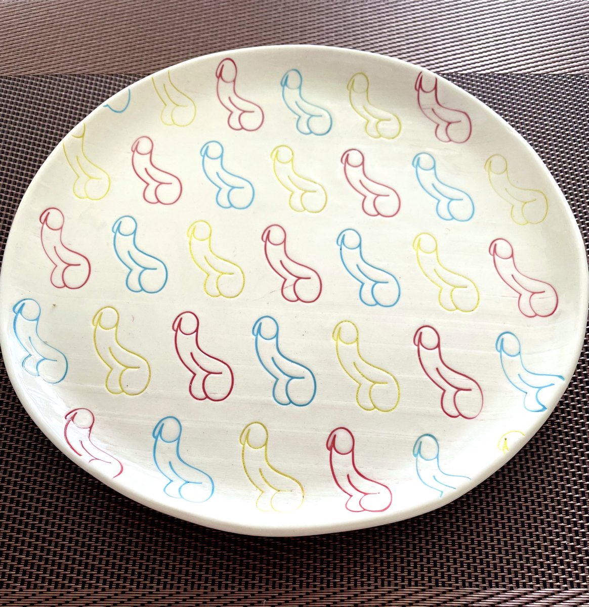 Твиттерские, хочу подарить кому-нибудь из вас эту замечательную хуевую тарелочку ручной работы.
С вас ретвит и подписка, на мне отправка по России. Через недельку разыграем