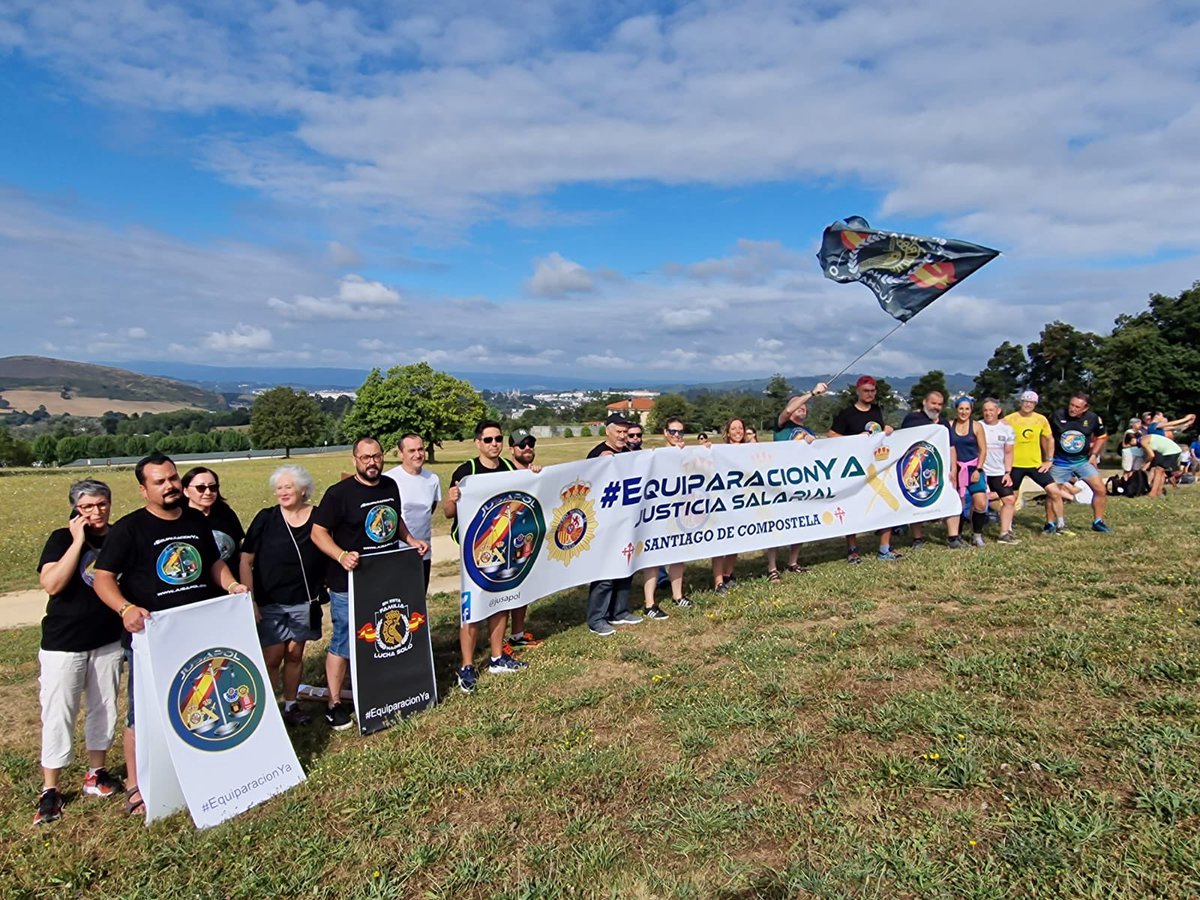 JupolNacional's tweet photo. 👆Hoy día de #SantiagoApostol estamos realizando el #CaminoDeSantiago hacía la #EquiparacionYa junto a @jusapol

💪💪GRACIAS a todos los Jusapoleros que están participando.

💙💚🇪🇸 https://t.co/jj6E5hnw4y