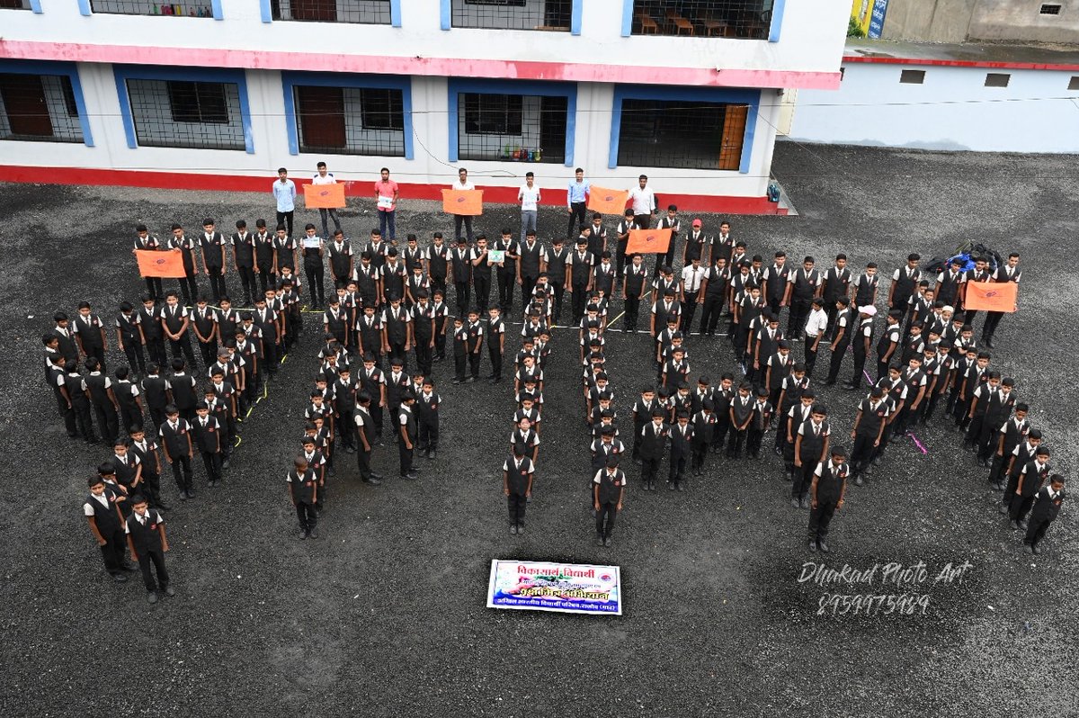 abvpdhar's tweet photo. ABVP धार जिले की राजोद ईकाई द्वारा वृक्षमित्र मानव श्रृंखला बनाकर विद्यार्थियों से पौधे लगाने के लिए आव्हान किया।🌳
#vrakshmitra #MissionPlantation #ABVPForNature
#ABVPDHAR
#वृक्षमित्र
#वृक्षारोपण_महाअभियान https://t.co/RKdfDxNQ4c