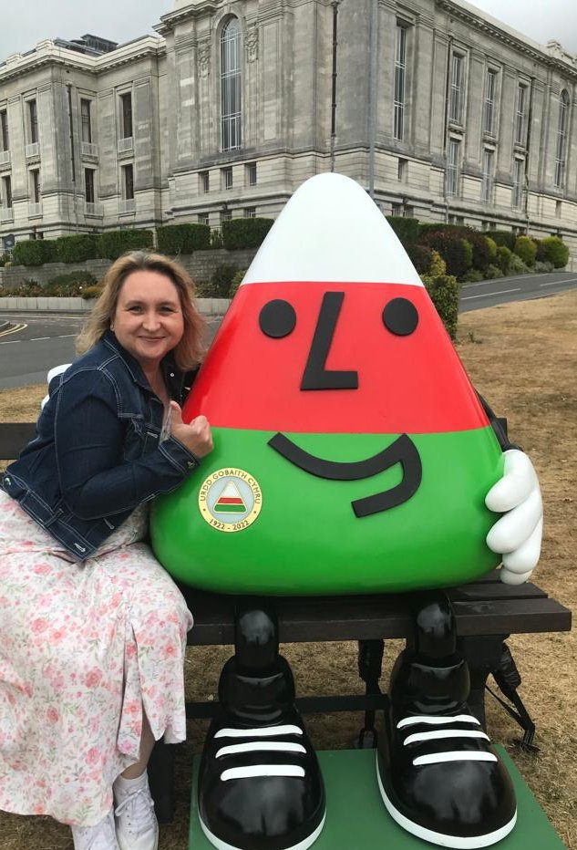 SiwanDrake's tweet photo. Byddai disgyblion (ac athrawon 😉!) @YsgolGCasnewydd wrth eu bodd yn cael croesawu'r fainc arbennig yma i'r ysgol! Pen-blwydd hapus Mr Urdd! #HunlunMistarUrdd #siygc @EAS_Cymraeg @MICasnewydd #urdd100 https://t.co/xyH1y5sJ3X