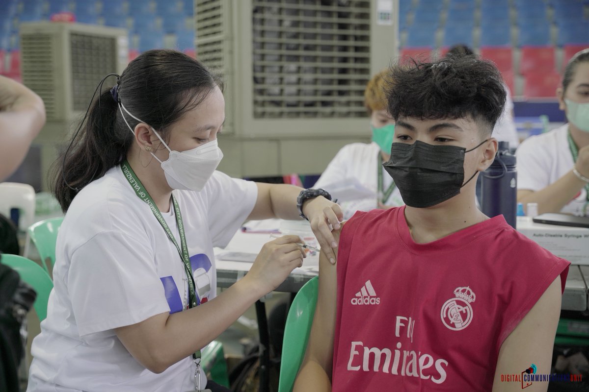 valenzuelacity's tweet photo. Una sa bakuna!
Siya si Vonrick Magdaraog, 15 taong gulang mula sa Brgy. Malanday.
Siya ay kabilang sa mga tumanggap ng additional dose sa unang linggo ng rollout ng #VCVaxTeens additional/ booster dose sa ating Lungsod. https://t.co/vkxZubSrig