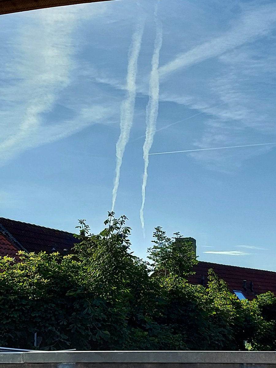 #haiku #dehvanHeleen
'
Zomaar naar boven
als een molen met wieken
mijn initiaal...