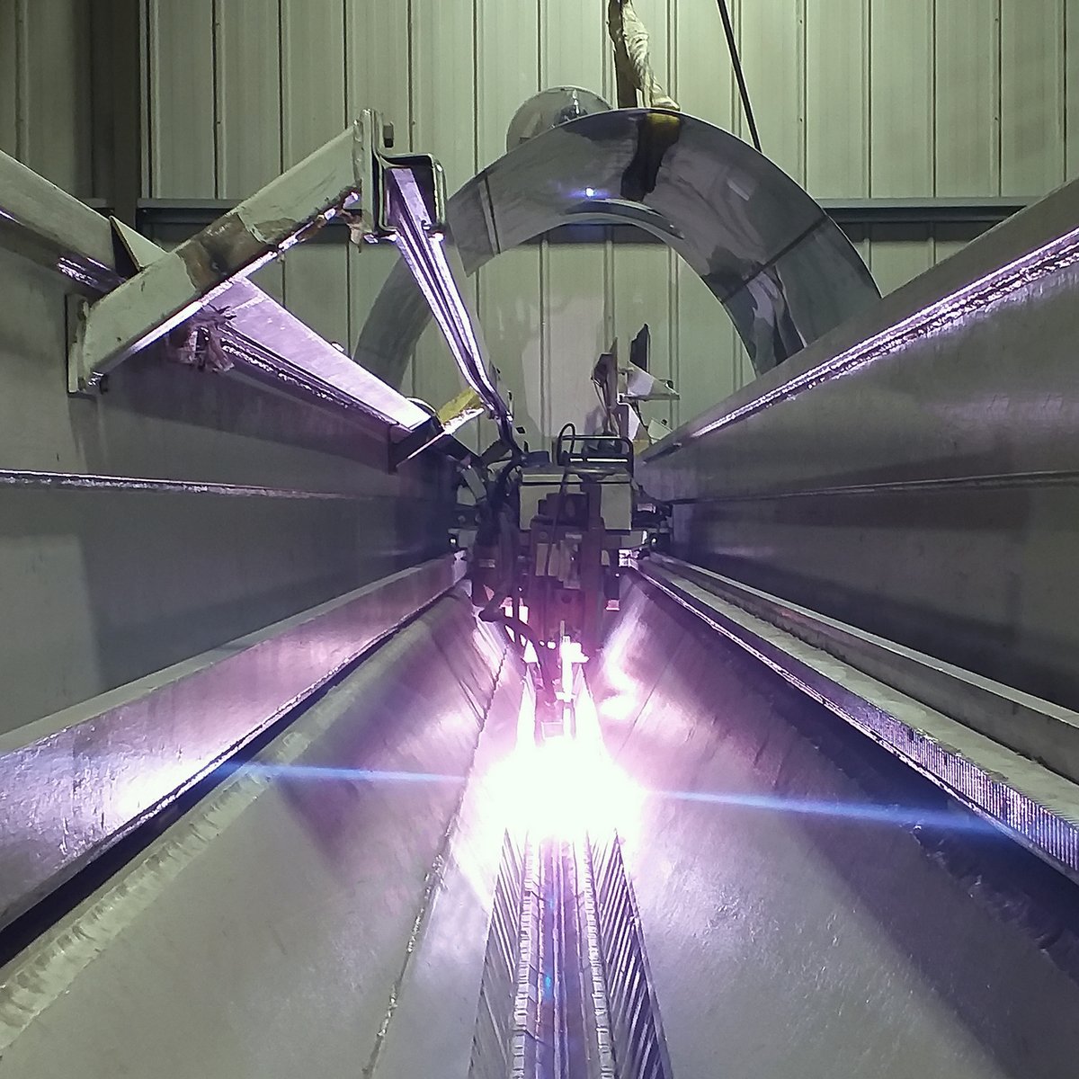 Our 6-meter Seam welder in the process of creating another air-tight, quality stainless steel vessel designed to offer extreme efficiency and outstanding reliability!

#seamwelder #seamwelding #manufacturemonday #manufacturingmonday #monday #manufacturer #fabdec #britanx #ukmfg