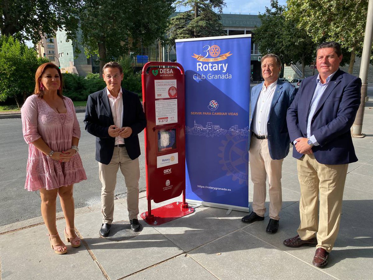 LuisSalvador's tweet photo. Granada cuenta con un nueva zona de la ciudad cardioprotegida 24h, frente al @pcongresosgrx en la Glorieta Rotary y donado por el Club Rotary Granada en su 30 Aniversario. Vecinos y vecinas y quienes nos visiten estarán desde hoy un poco más protegidos.

#GRXCardioprotegida https://t.co/HPmMNpL22r