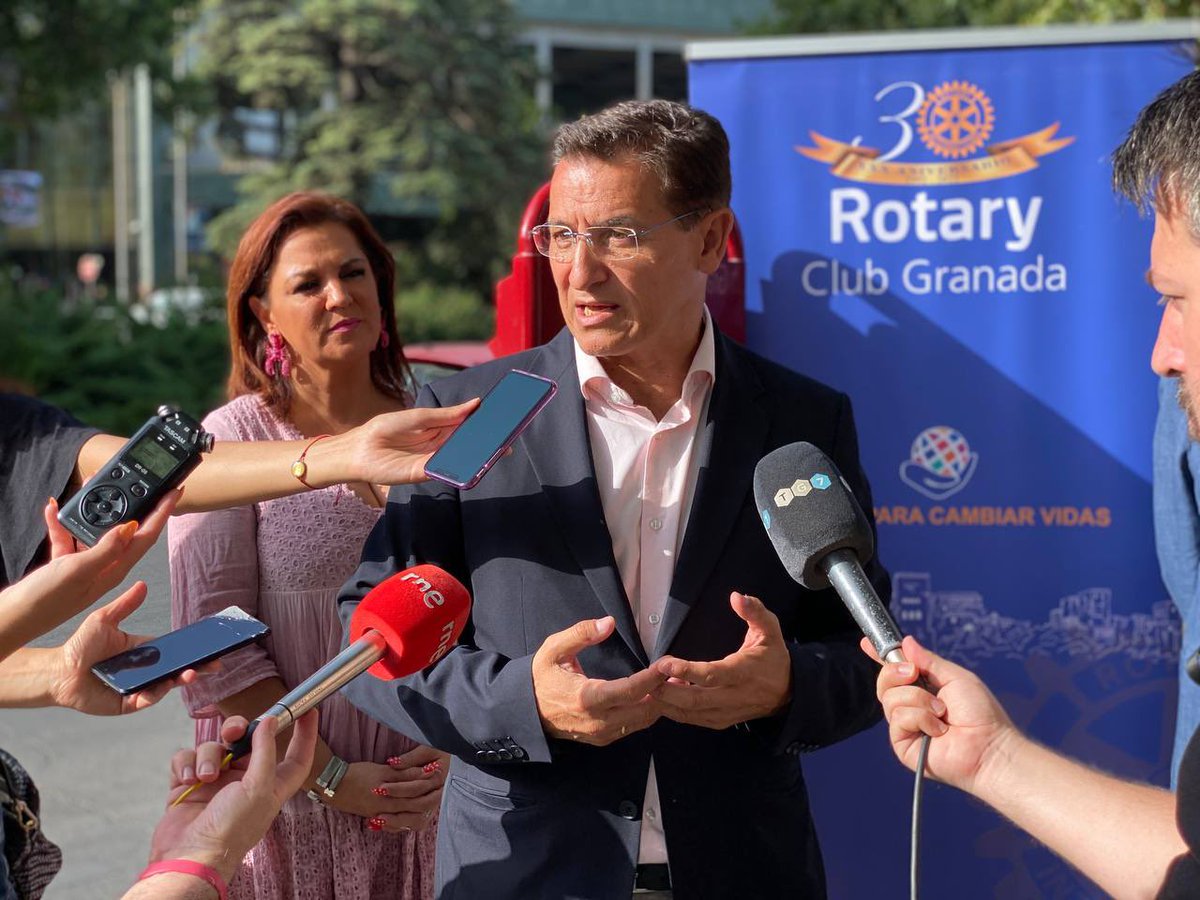 LuisSalvador's tweet photo. Granada cuenta con un nueva zona de la ciudad cardioprotegida 24h, frente al @pcongresosgrx en la Glorieta Rotary y donado por el Club Rotary Granada en su 30 Aniversario. Vecinos y vecinas y quienes nos visiten estarán desde hoy un poco más protegidos.

#GRXCardioprotegida https://t.co/HPmMNpL22r