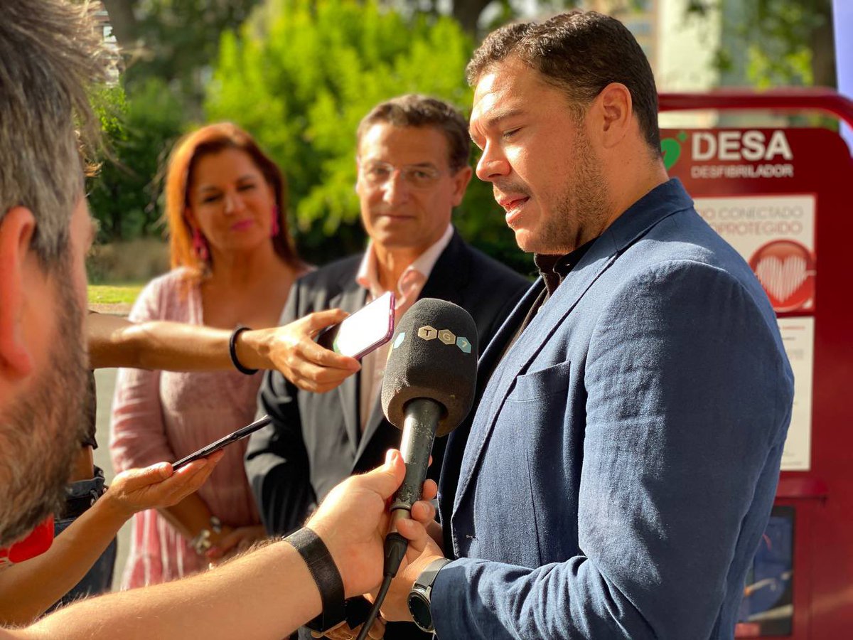 LuisSalvador's tweet photo. Granada cuenta con un nueva zona de la ciudad cardioprotegida 24h, frente al @pcongresosgrx en la Glorieta Rotary y donado por el Club Rotary Granada en su 30 Aniversario. Vecinos y vecinas y quienes nos visiten estarán desde hoy un poco más protegidos.

#GRXCardioprotegida https://t.co/HPmMNpL22r