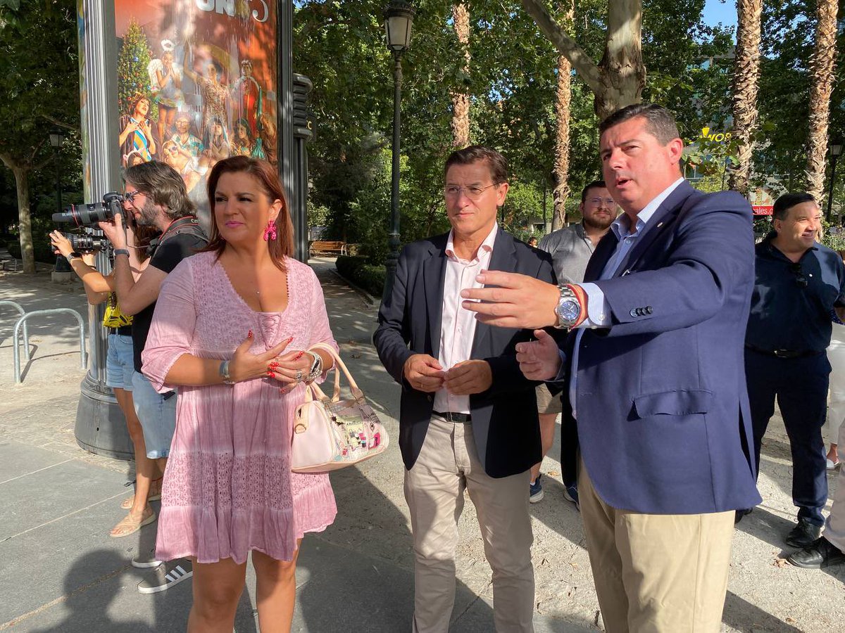 LuisSalvador's tweet photo. Granada cuenta con un nueva zona de la ciudad cardioprotegida 24h, frente al @pcongresosgrx en la Glorieta Rotary y donado por el Club Rotary Granada en su 30 Aniversario. Vecinos y vecinas y quienes nos visiten estarán desde hoy un poco más protegidos.

#GRXCardioprotegida https://t.co/HPmMNpL22r
