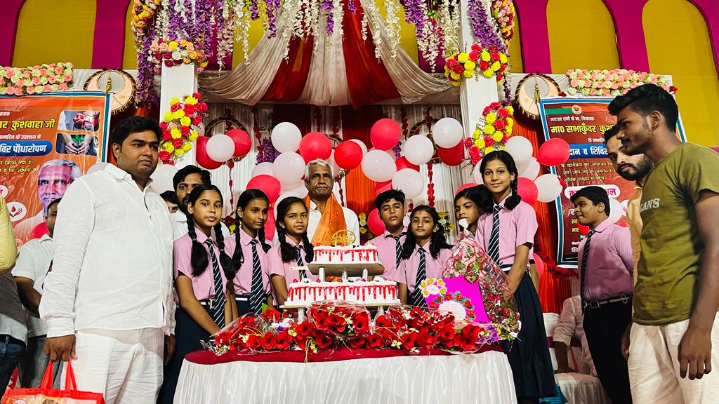 SabhakunwarBJP's tweet photo. आज मेरे जन्मदिवस के अवसर पर आयोजित रक्तदान कार्यक्रम में क्षेत्र के होनहार छात्रो ने मुझे पुष्प गुच्छ भेंट कर जन्मदिन की शुभकामनाएं दी।
आपसभी बच्चो को मेरा ढेर सारा प्यार व आभार।

@BJP4Bhatparrani @BJP4UP https://t.co/OPzPE0Bb0f