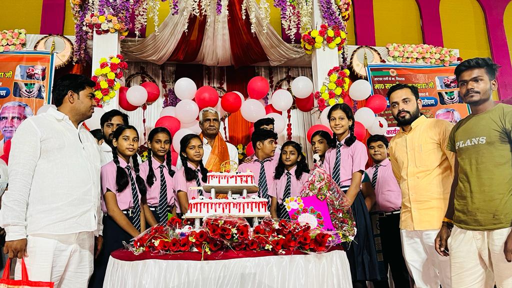 SabhakunwarBJP's tweet photo. आज मेरे जन्मदिवस के अवसर पर आयोजित रक्तदान कार्यक्रम में क्षेत्र के होनहार छात्रो ने मुझे पुष्प गुच्छ भेंट कर जन्मदिन की शुभकामनाएं दी।
आपसभी बच्चो को मेरा ढेर सारा प्यार व आभार।

@BJP4Bhatparrani @BJP4UP https://t.co/OPzPE0Bb0f