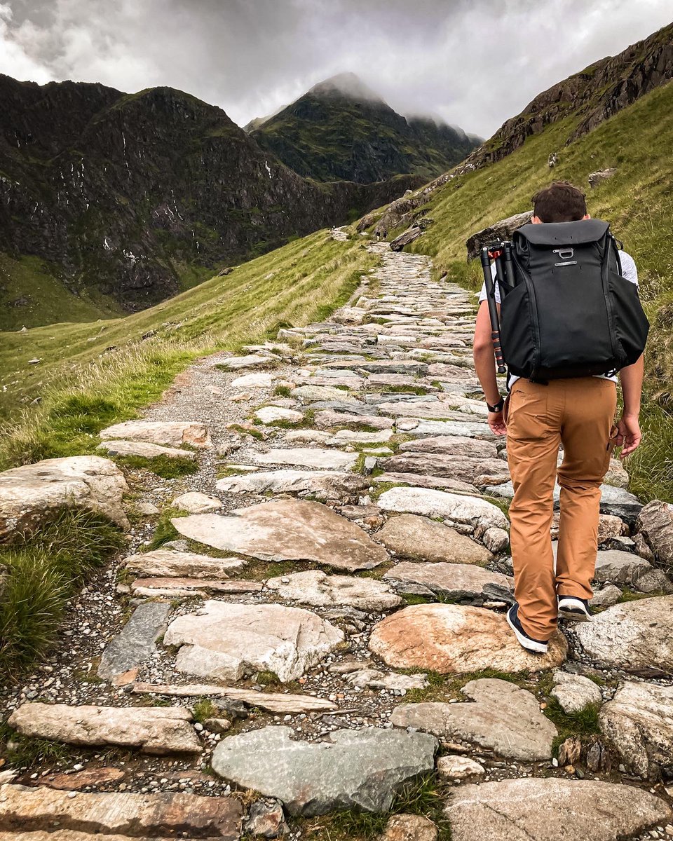 m_bilski's tweet photo. Putting the @peakdesign everyday backpack 🎒 to another test! This time climbing #Snowdon in #Wales 🏴󠁧󠁢󠁷󠁬󠁳󠁿 ⛰ After 3 long treks Im happy to say “so far so good” but the real test will be in the next few months in #Tenerife 🌋 
#peakdesign #trekking https://t.co/hP19NnnsK7