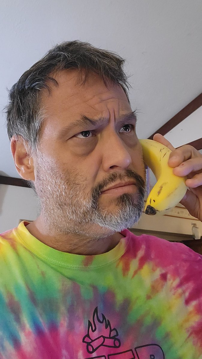 trekker21's tweet photo. Why doesn't anyone use a banana phone anymore?! Orange you glad I made this joke?! HAPPY MONDAY!! #MondaySelfie #Humor #Comedy101 https://t.co/A0K0g7y6zS