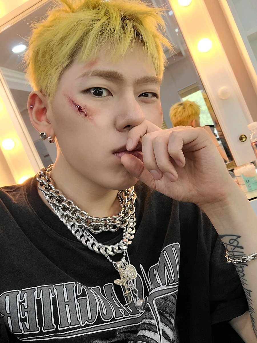 KOZ_Trans's tweet photo. [ZICO Weverse] 220725

COMMONiiess don't worry too much, I'm totally fine save a slightly dry throat~🙂 I'm bummed out about the first week of music shows being canceled but I'll come through the week after and let it rip so please enjoy Freak a lot🙋🙋🙋 https://t.co/zExeKO0Sr1
