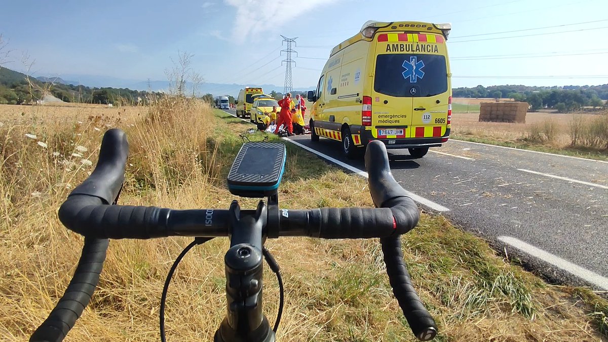 Em sap molt de greu, no he pogut fer res, no hem pogut fer res per salvar-te la vida. Descansa en pau.
Ciclistes d'asfalt, reflexionem. No, potser no és culpa nostra però morim nosaltres. Jo baixo del seient. Per sempre.
Una abraçada gegant a la família 😘