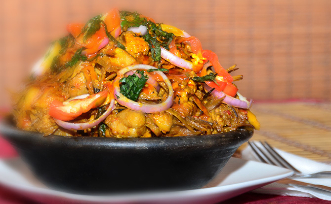 CONSUJ1's tweet photo. #NigerianHeritage
Nkwobi is delectable spicy Nigerian delicacy made from cow foot. It is a popular side dish in Igboland and is usually ordered and enjoyed in exclusive restaurants or beer parlors. It can be eaten alone or with yam.
#consuj #naijastudent #nkwobi #nigerianculture https://t.co/exiZe31YiD
