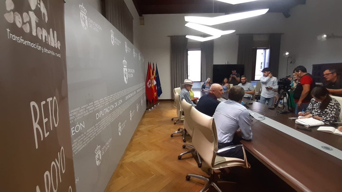 🍇El vicepresidente de la #DiputaciónDeLeón Matías Llorente y la diputada de Desarrollo Rural, Avelina Vidal, en la presentación de la XX Feria del Vino <a href="/CRDOLEON/">DO LEÓN</a> que se celebra en Valencia de Don Juan el próximo fin de semana