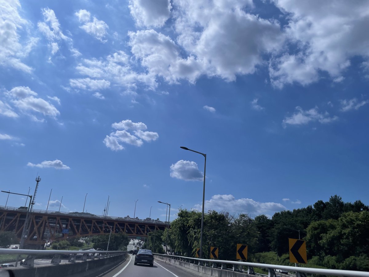 220725
FNS Update

"The weather is very nice today ☁️🤍"

#WekiMeki #위키미키 #LUCY #루시 #노효정