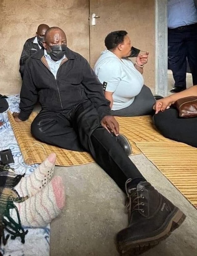 Adivhah03351543's tweet image. I really want to buy the Banyana jersey, my problem is that I'll look I support Bafana