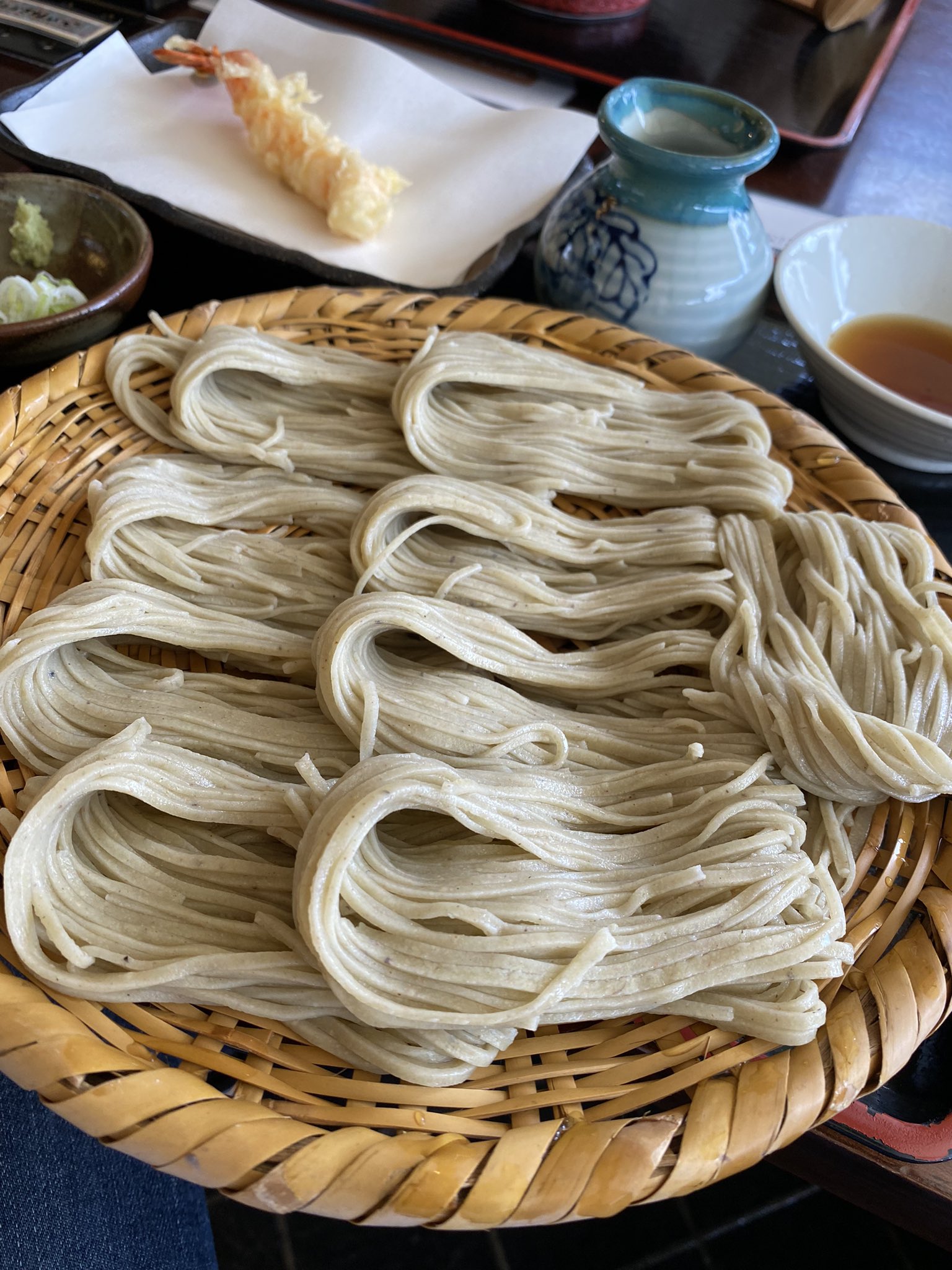 群馬外食おじさん 長野県長野市戸隠 蕎麦切茶房 戸隠日和で大ざると海老天 キャップのオシャレな店員さん メニューとオーダーはqrコードで 蕎麦湯もしっかりと白濁していてグッド お通し的に運ばれてきた蕎麦団子も美味 周りには蕎麦の 白い花が