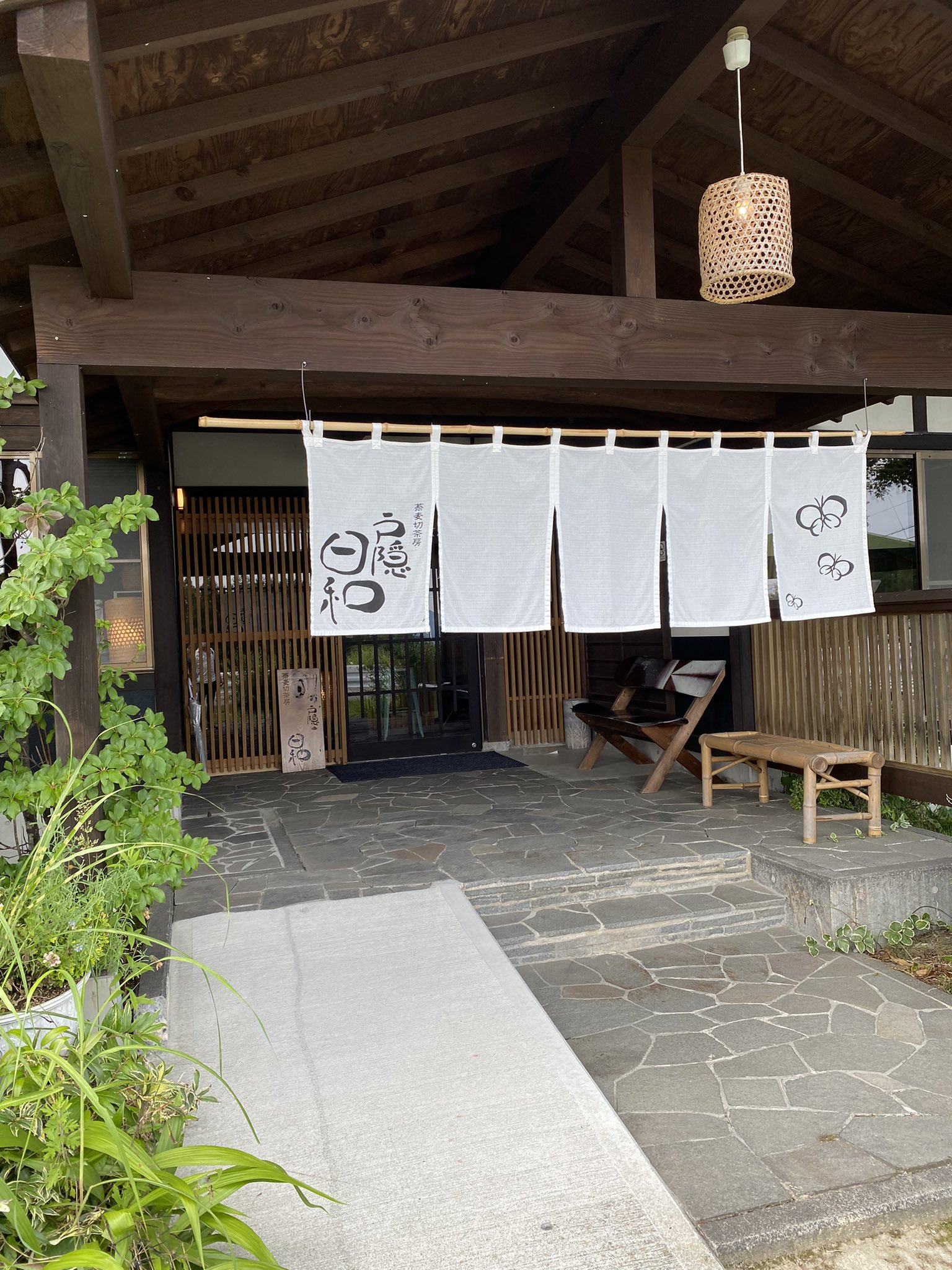 群馬外食おじさん 長野県長野市戸隠 蕎麦切茶房 戸隠日和で大ざると海老天 キャップのオシャレな店員さん メニューとオーダーはqrコードで 蕎麦湯もしっかりと白濁していてグッド お通し的に運ばれてきた蕎麦団子も美味 周りには蕎麦の 白い花が