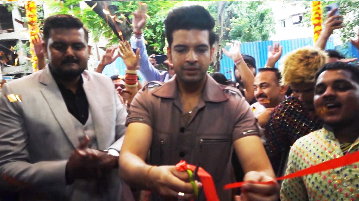 AccessBollywoo2's tweet photo. Video Link - https://t.co/wxDjQA5xue
Karan Kundra Grand ENTRY With Dhol Baja Arrive For Arkah Salon Launch In Borivali Mumbai | Access Bollywood
#KaranKundraa #arkahsalon #TeJran #KaranKundrra #karankundra #KaranKundrraSquad #arkah https://t.co/GqCqmKhwis