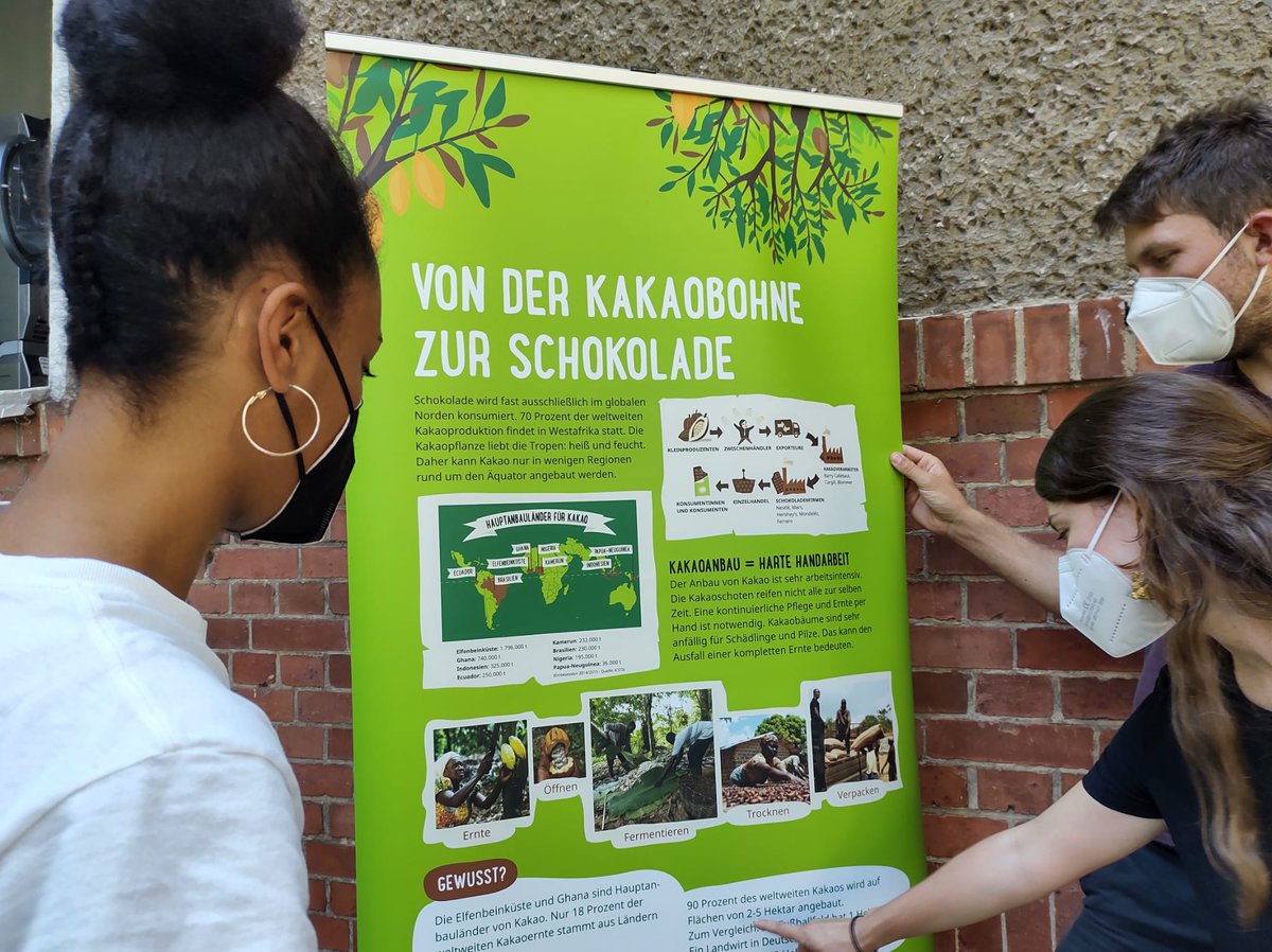 INKOTA's tweet photo. Schokofans aufgepasst!
Unsere Expertinnen für faire Schokolade sind mit der Ausstellung “Make Chocolate Fair!” unterwegs. 

Nächster Halt: @EuroBeanParty auf Schloss Rochsburg, bei Lunzenau. Erfahrt dort vom 5.- 7.8. mehr über #Kakao- &amp; #Schokoladenherstellung
 #makechocolatefair https://t.co/uggqEVxvHe