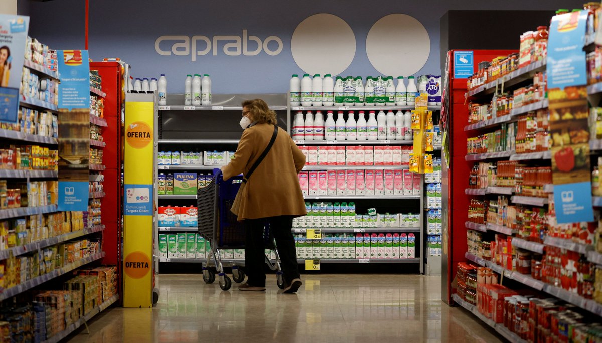 ContextNewsroom's tweet photo. ⭕️ We're in the middle of an economic disaster fuelled by the pandemic and the Ukraine crisis.

Around the world, ordinary families are bearing the brunt of inflation and soaring prices - and Europe isn't immune.

💰 Here’s how people are surviving in three European countries. 🧵 https://t.co/UPqSJgRY9r