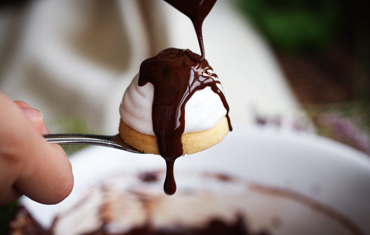 في المدونة، طريقة عمل بسكوت المارشملو بحشوة الكراميل المملح (Marshmallow Cookies with Salted Caramel Filling): byamani.net/index.php/2022…