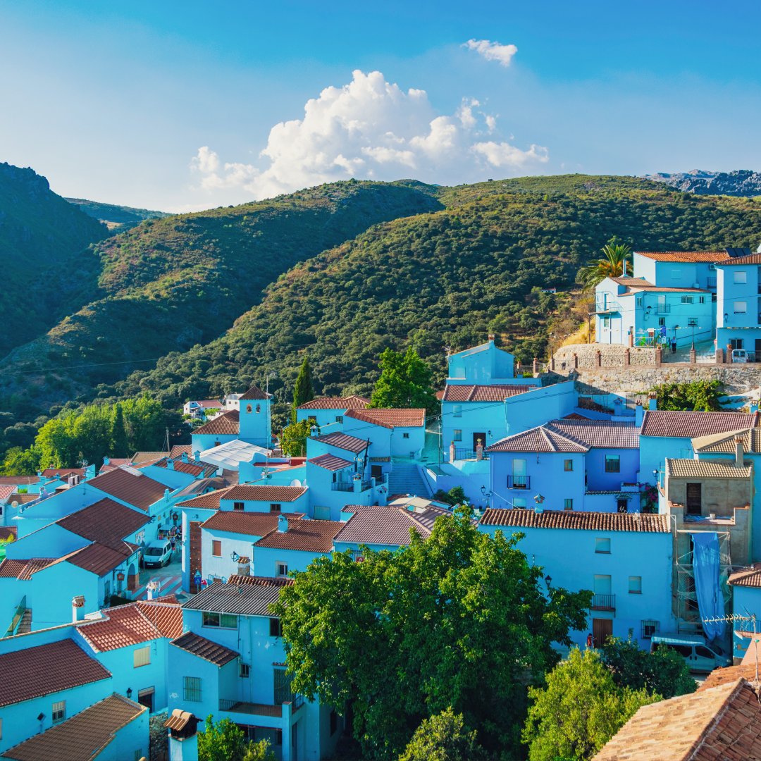 feelcostadelsol's tweet photo. Did you know that there’s a #bluevillage 🏘️ in the #CostadelSol? Júzcar’s history dates back to 2011 when it was chosen to host the international premiere of “The Smurfs”. The whole destination was painted blue for the occasion. Come and visit this place like no other 🤗 . https://t.co/qVvEbV73lV